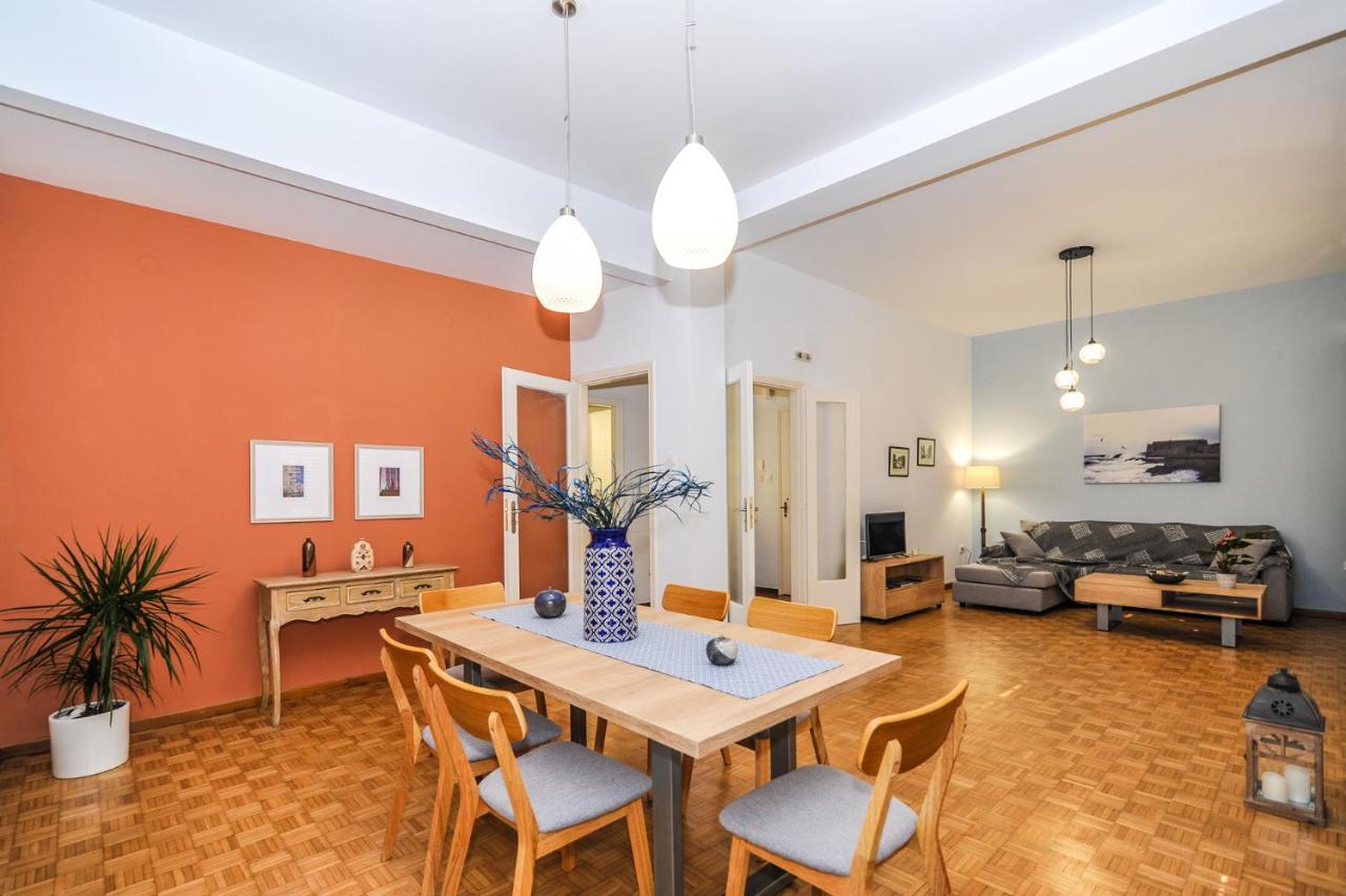 The Elegant. Spacious Center Apartment. 公寓